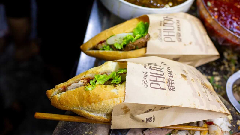 Bánh mì Phượng là tiệm bánh mì nổi tiếng nhất tại Hội An với tuổi đời hơn 20 năm