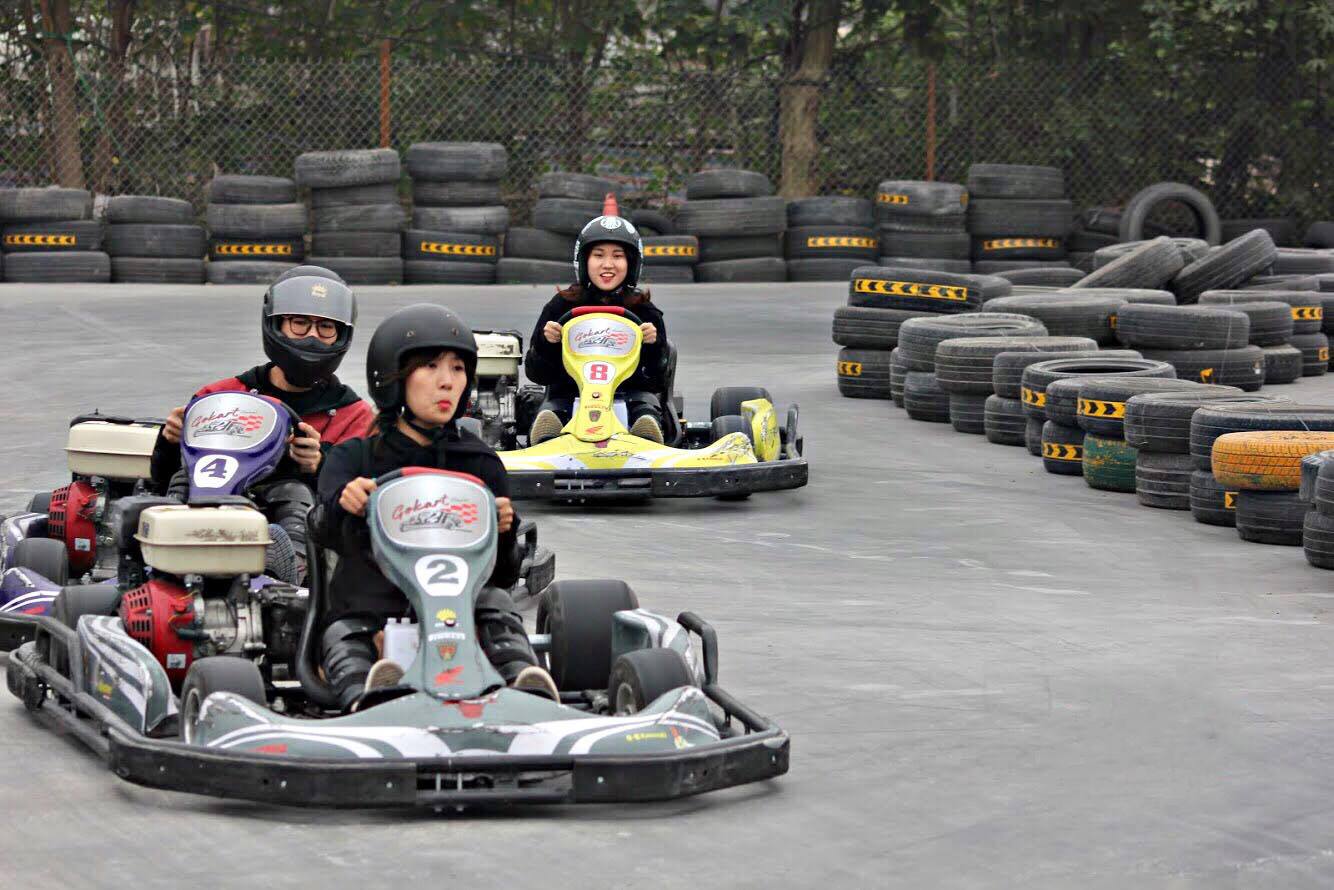 Các bạn trẻ thích thú với đường đua go-kart tại Sài Gòn