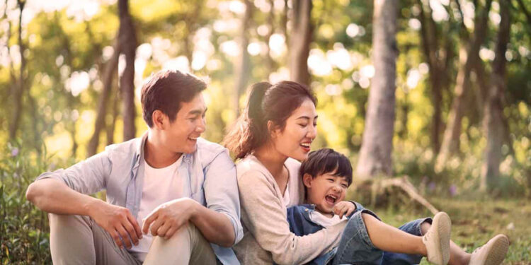 Vợ hay con quan trọng hơn đối với đàn ông? Chỉ một hành động nhỏ cũng có thể sưởi ấm cả gia đình. (Ảnh: ITN).