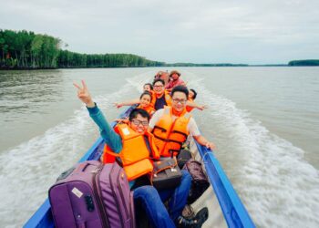 Đi phà ra đảo Thiềng Liềng là một trải nghiệm thú vị