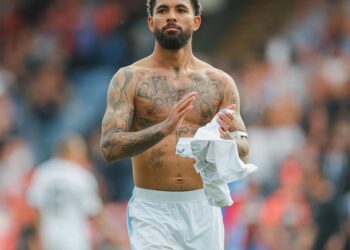 Tiền vệ Douglas Luiz