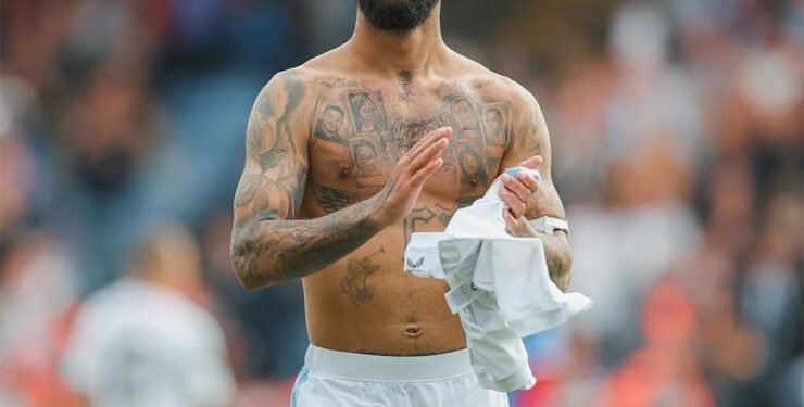 Tiền vệ Douglas Luiz